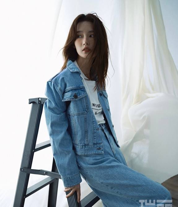 下装|30岁李沁最新少女感写真,下装失踪搭配好青春,6套造型都太美了