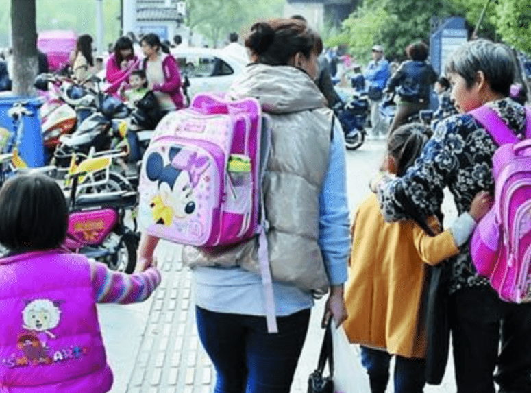 因为|送孩子上幼儿园的最佳人选，既不是妈妈也不是爸爸？你做对了吗？