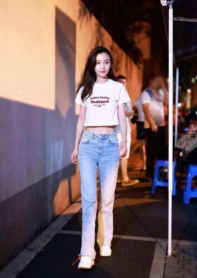 工装裤|Angelababy到底有多瘦，穿小码牛仔裤都撑不满，1尺6腰太抢镜