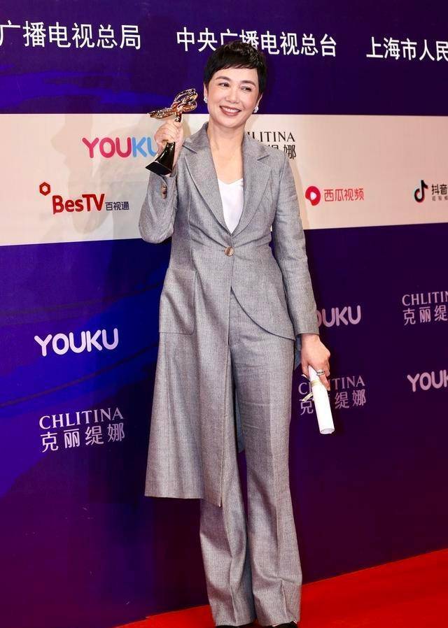 身材|蒋雯丽身材保持得真不错，50多岁身姿还这么窈窕，西装也藏不住