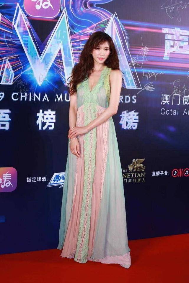 林志玲|林志玲的身材比例太完美，穿吊带连衣裙优雅高级，高挑身材惹人羡