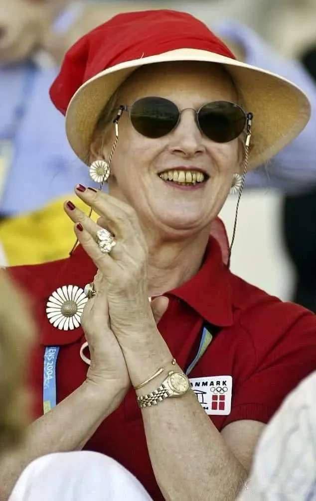 蓝色|81岁丹麦女王爱时髦，年轻人衣服也敢穿，可笑起来一口黄牙太减分