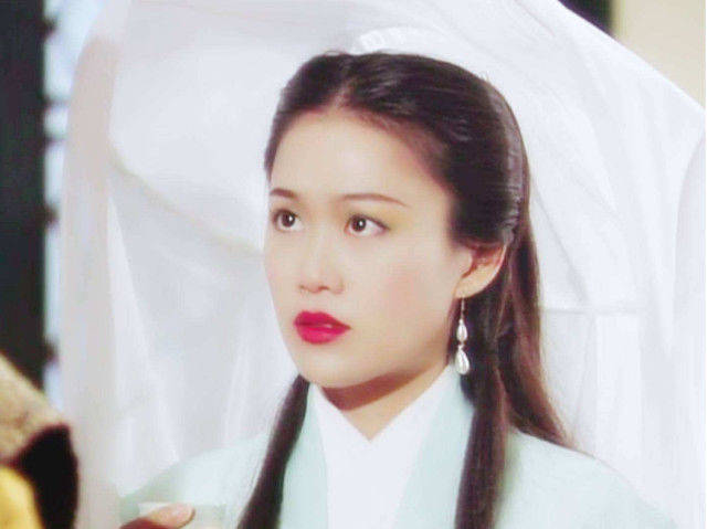21岁时 她获得了香港小姐的第三名 当她走红时 她嫁给了一个6岁的丈夫 现在她已经结婚19年了 仍然爱着她