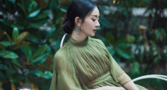 赵丽颖|赵丽颖和平提离婚!从温柔甜妹变身冷飒大女人,穿搭风格大转型