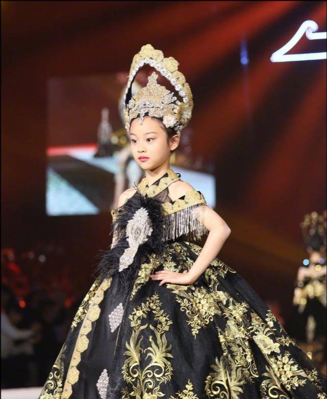 身材|7岁甜馨首登T台秀变超模！头戴皇冠竟不嫌重，稳健台风太有国际范