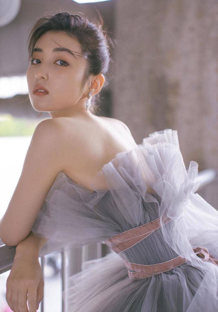 质感|张子枫穿抹胸蛋糕纱裙气质优雅,高级感扑面而来!