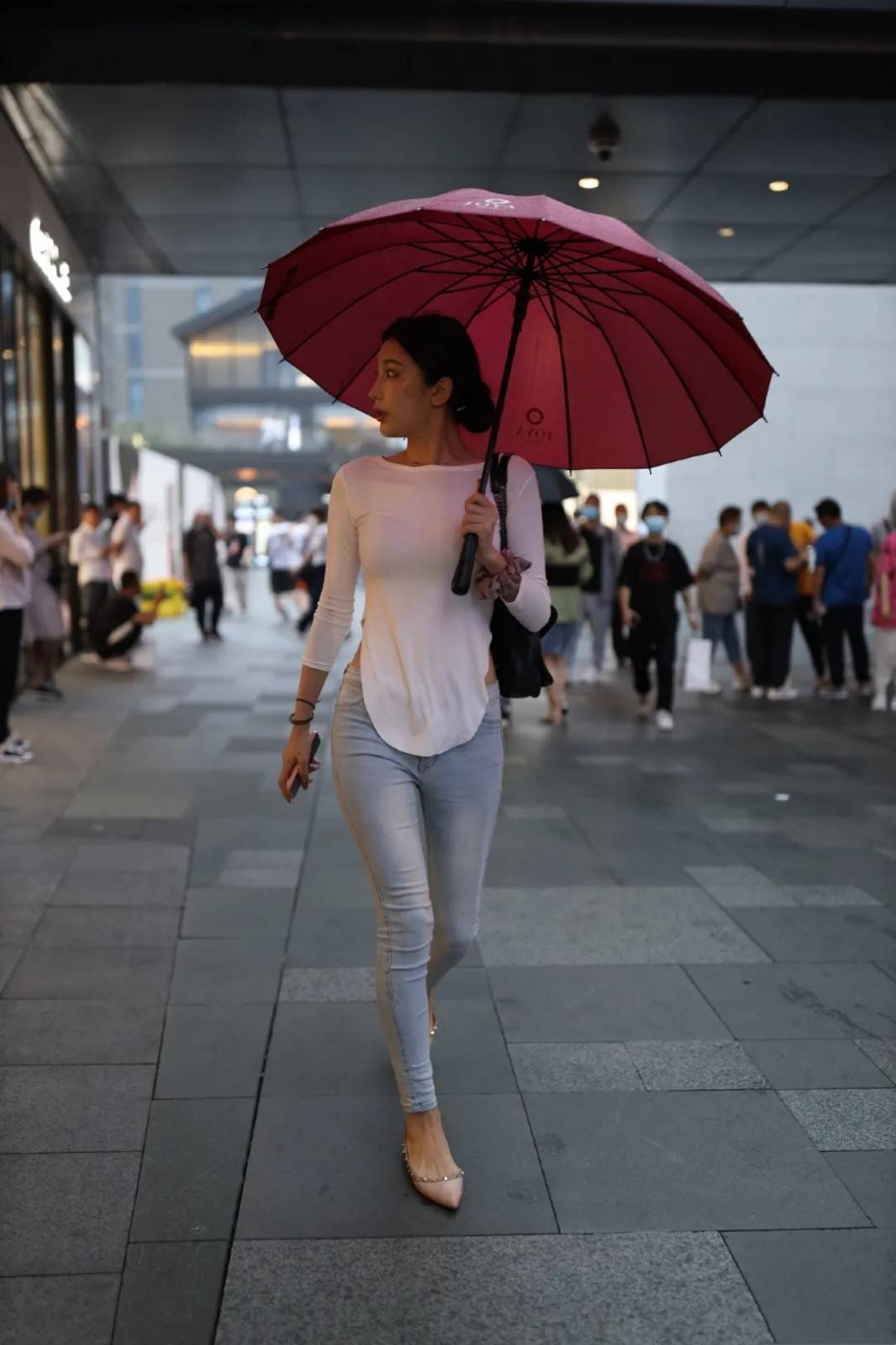 长袖|圆领T恤常见又经典，选择别致的款式，休闲随性又有气质