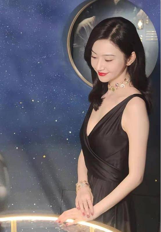 服装|Dior活动生图：景甜一看就是富家小姐，章若楠、于文文明星气真重