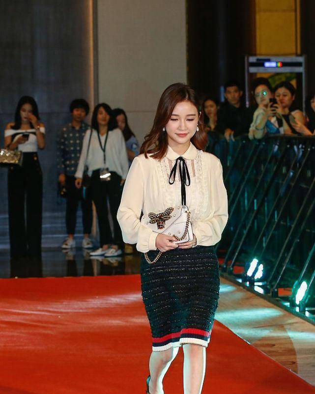 黑色|雪梨气质从网红“升级”，穿白色礼裙被抓拍，长相和精修图没差