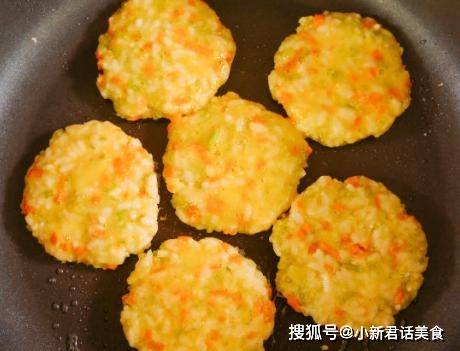 煎饼|早餐鸡蛋饼新做法，料足营养成本低，8分钟上桌，孩子连着吃了3个