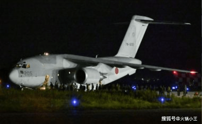 日本C2运输机降落喀布尔机场画面曝光,未获许可,正巧在爆炸现场