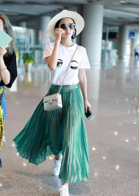 唐艺昕|唐艺昕被张若昀宠成公主,穿Gucci珠光裙走机场,再配香奈儿包包