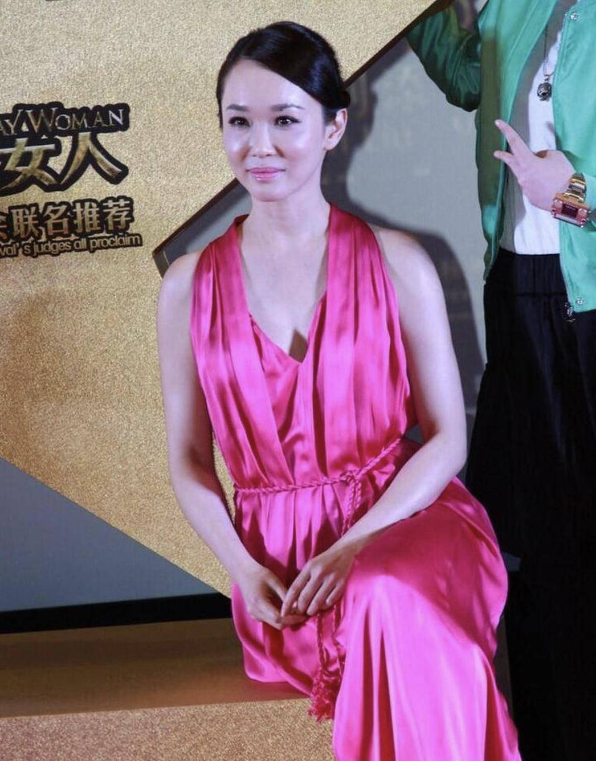 刘海|范文芳剪了法式刘海减龄不止20岁，穿抹胸开叉裙亮相，秀出大长腿？