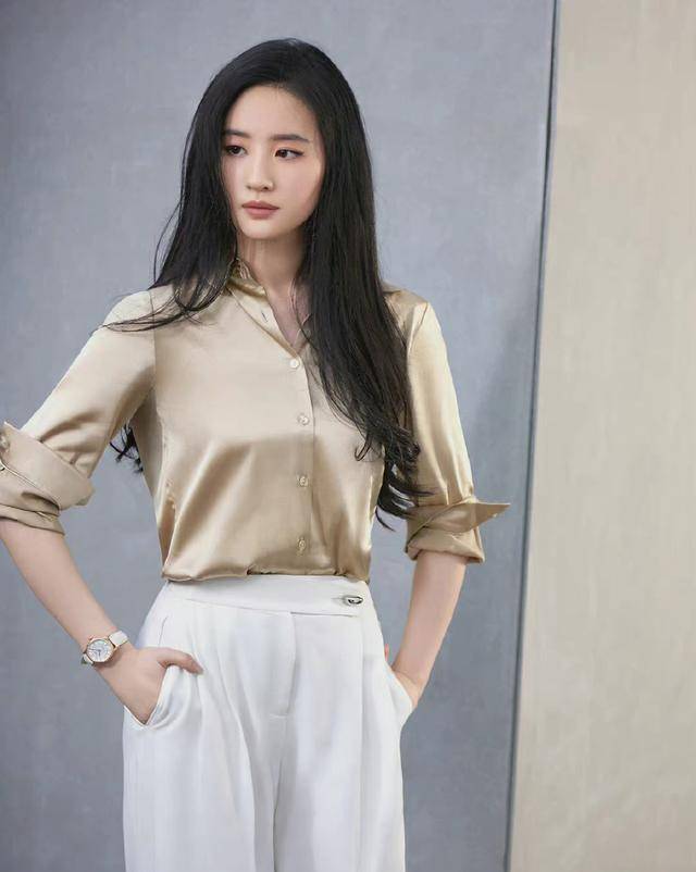身材|刘亦菲再次上演“天仙攻”，衬衫温婉可人，西装裤帅酷霸气