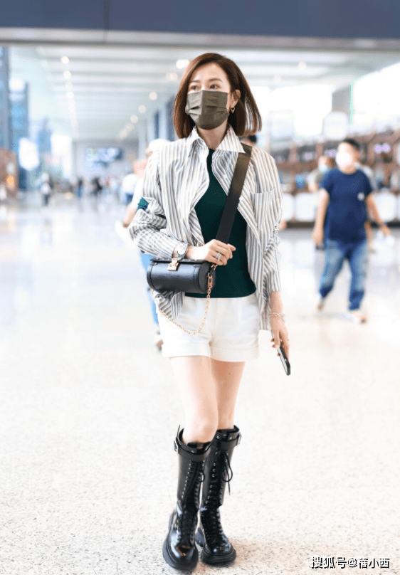 摩卡|佘诗曼换了摩卡波波头,减龄至少20岁,穿条纹衬衫配短裤时髦洋气