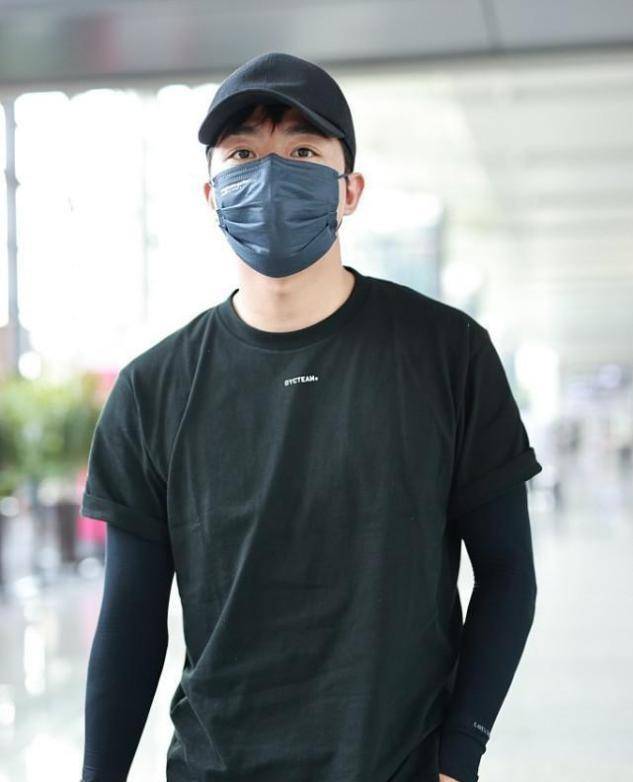 个性|俞灏明眉眼看不出年龄，T恤配紧身打底，身形显得有点单薄