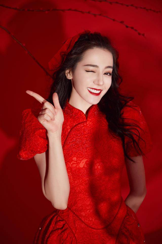 迪丽热巴|迪丽热巴春晚造型俏皮和可爱，红色连衣裙张扬高调，让人眼前一亮