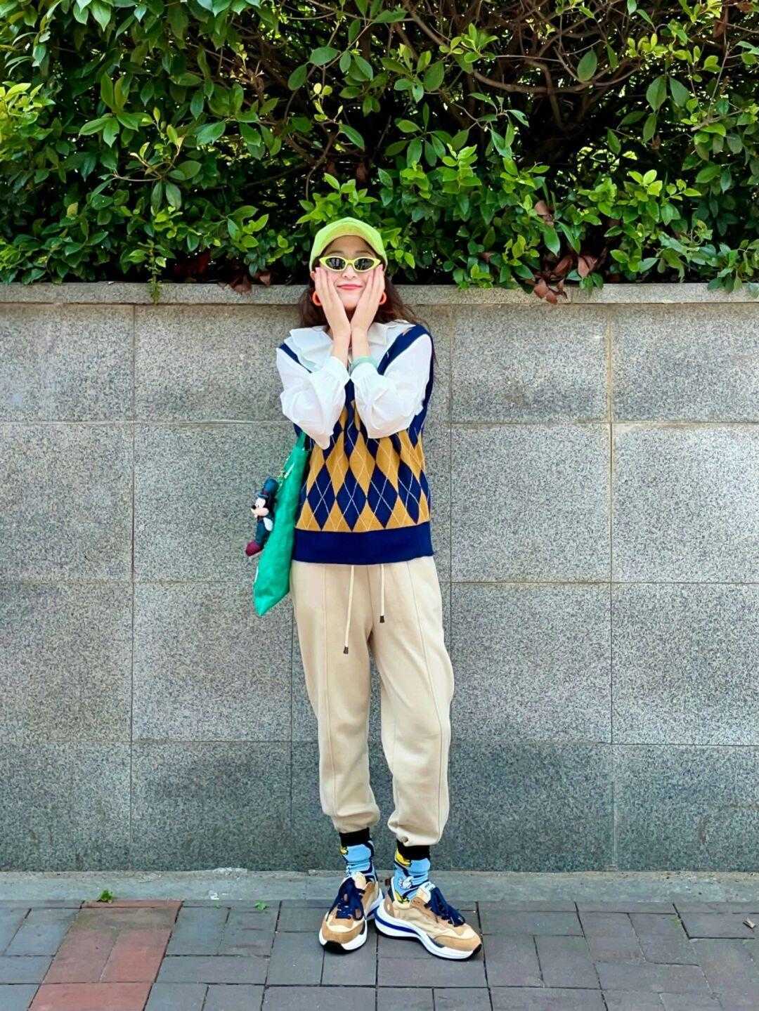 服装|秋天，“ 马甲”的高级穿搭是这样的，搭配牛仔裤温柔又减龄