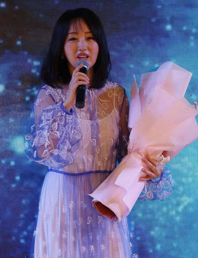 养护|杨钰莹为了美太拼了,透视纱裙惊艳全场,网友:说她18岁都信