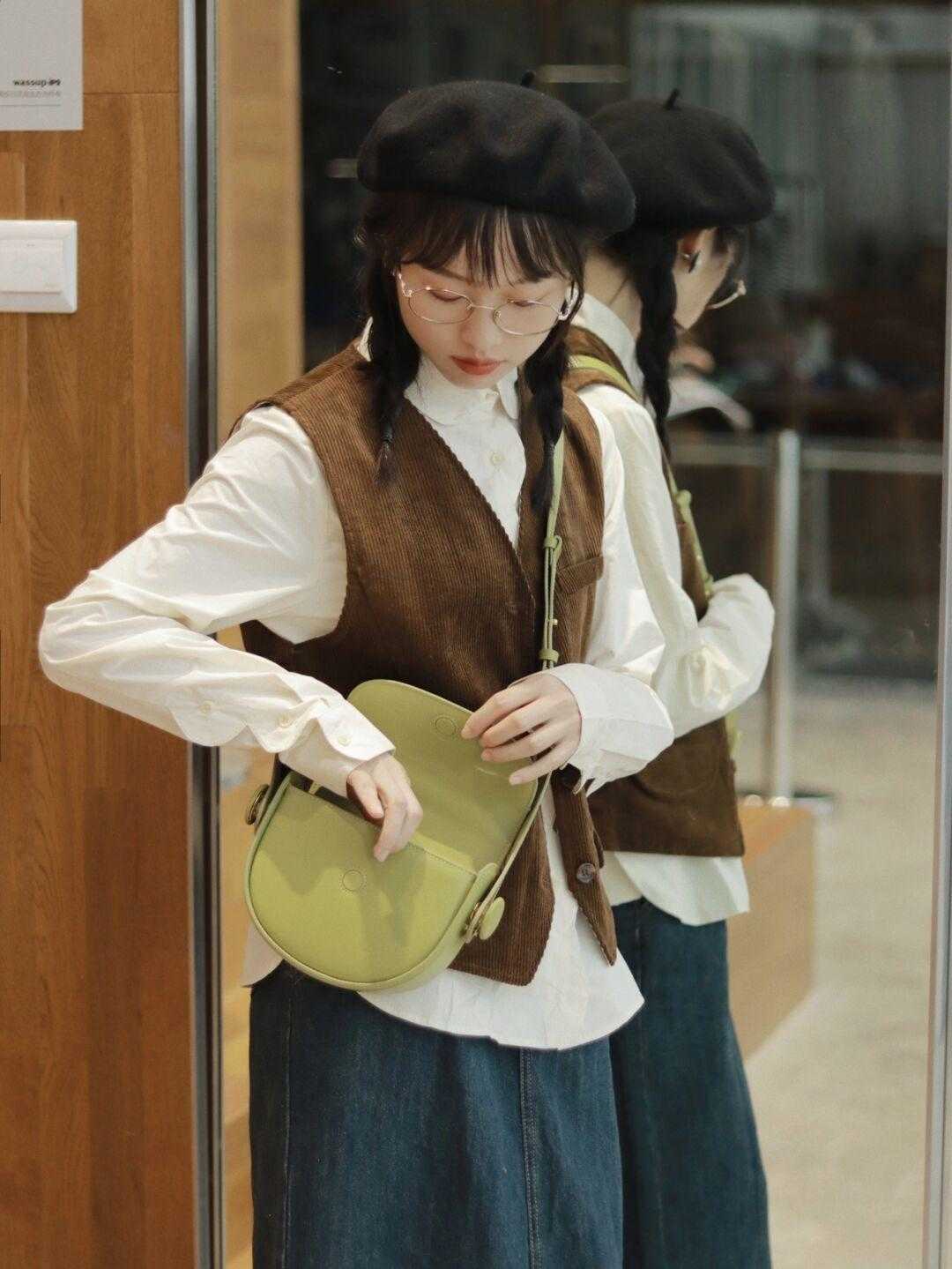 服装|秋天，“ 马甲”的高级穿搭是这样的，搭配牛仔裤温柔又减龄