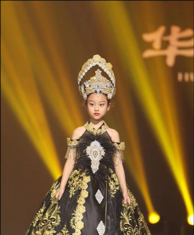 身材|7岁甜馨首登T台秀变超模！头戴皇冠竟不嫌重，稳健台风太有国际范