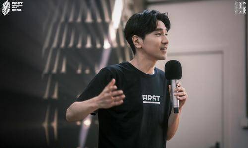 黑色|赵又廷不愧是型男,穿黑色T恤清爽又干净,难怪高圆圆这么爱他