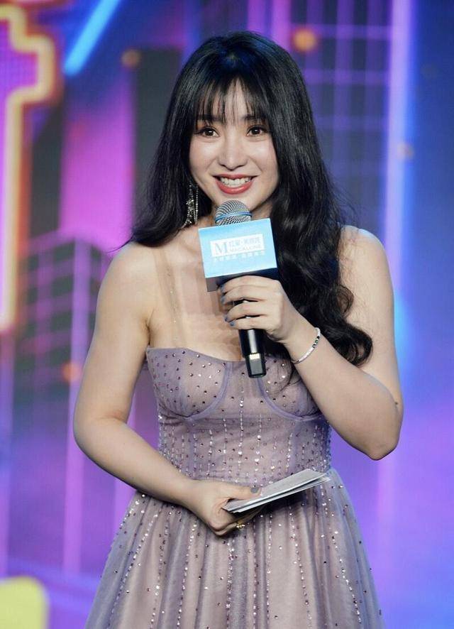 身材|柳岩不愧是“尤物女神”,穿一袭吊带连衣裙妩媚动人,性感精致