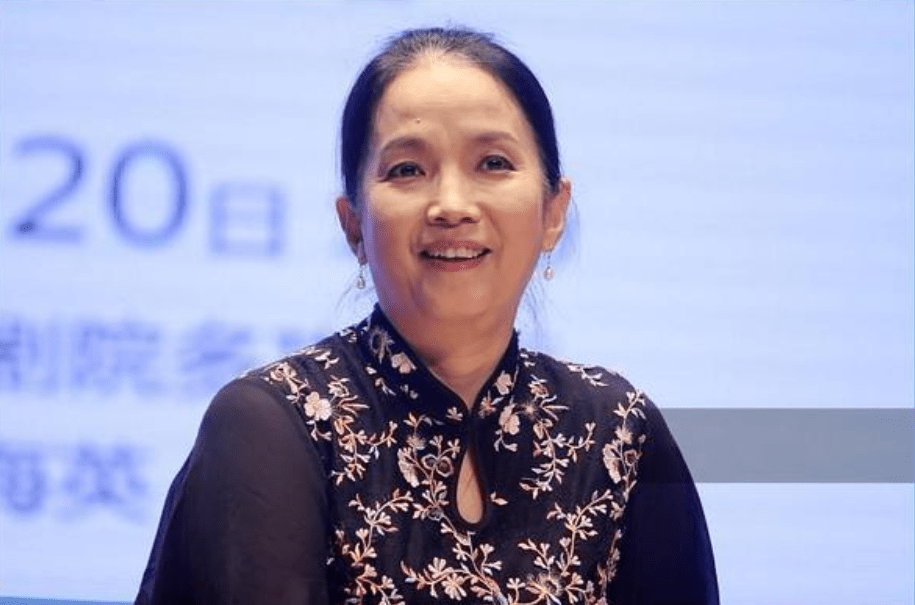 吕丽萍|61岁吕丽萍穿旗袍真提气质，配发髻从容优雅，就是看得小腿有点粗