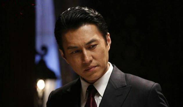 因为|43岁靳东1993年出道，二十多年摸爬滚打，如今成为富豪身价过亿