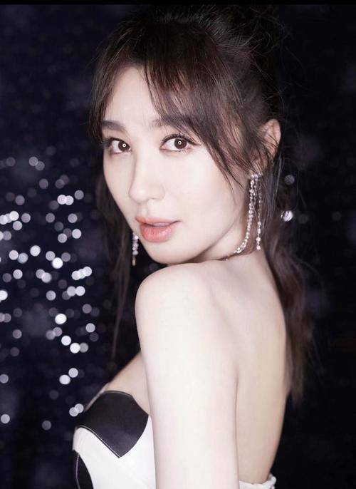 设计|李菲儿沙滩上拍摄节目，彩虹吊带配彩虹防晒衣，性感又抢眼