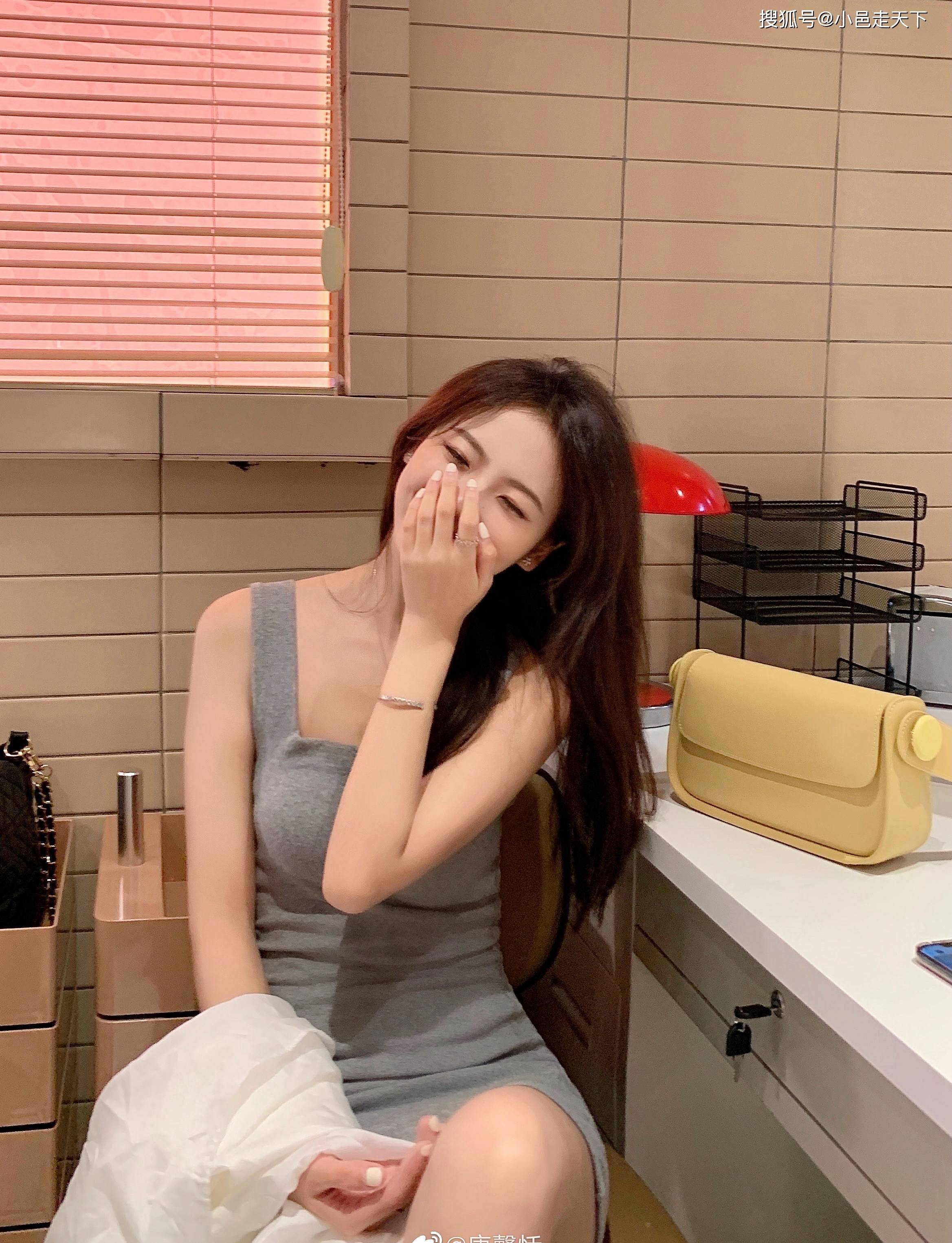 唐馨恬|唐馨恬灰色吊带连衣裙性感写真