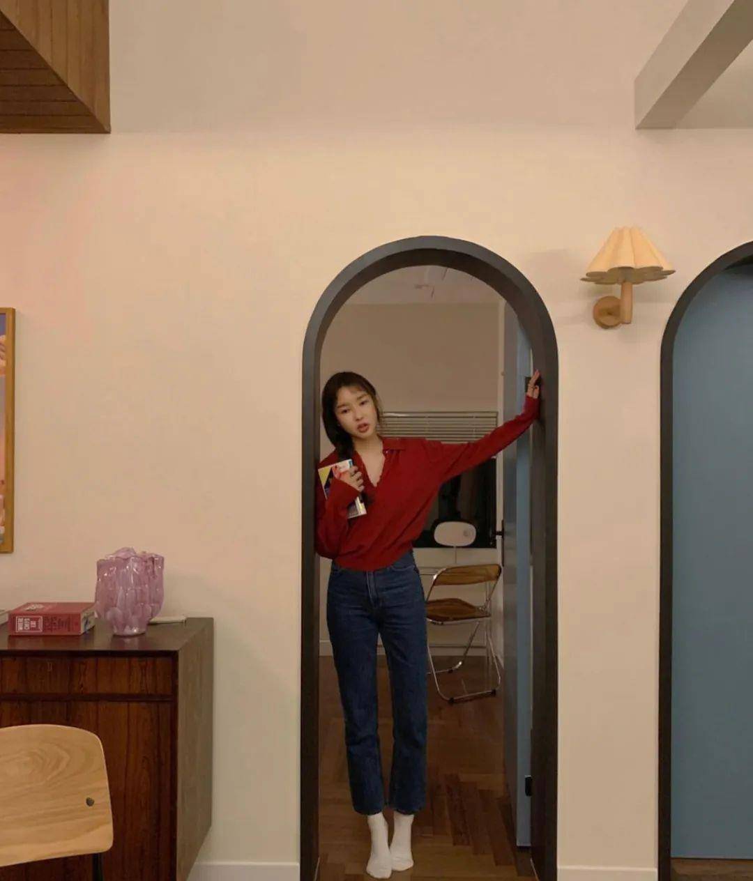 带着|别再穿一身黑了！这10套早秋穿搭让你美极了