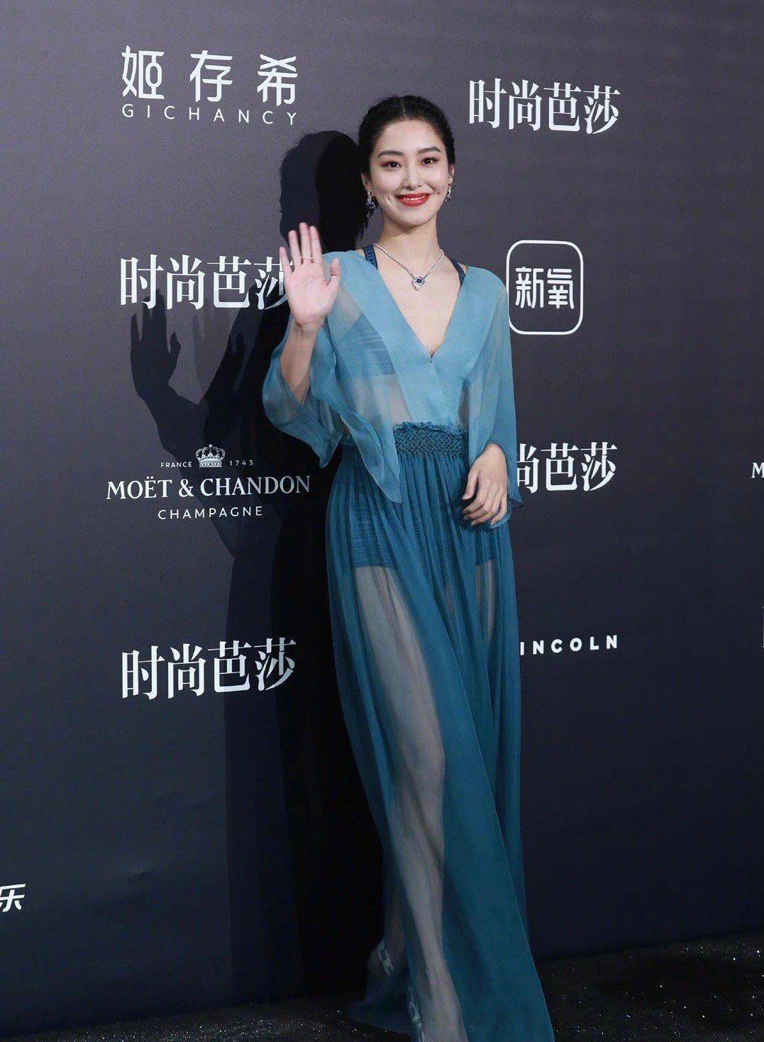 黑色|又是红毯！杨采钰又仙又欲，斐妈吊带撩人，赵丽颖过时裙惊艳全场