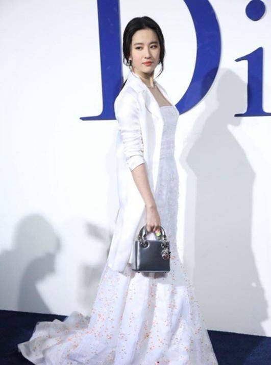 身材|刘亦菲身材微胖更有魅力，穿白色长裙配西装外套，不愧是神仙姐姐