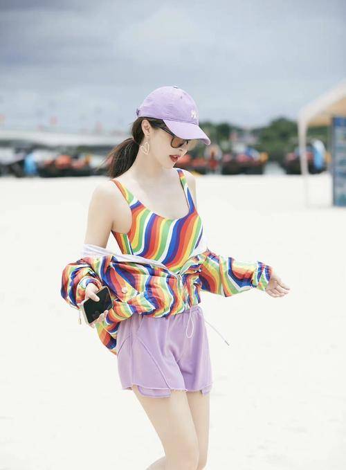 设计|李菲儿沙滩上拍摄节目，彩虹吊带配彩虹防晒衣，性感又抢眼