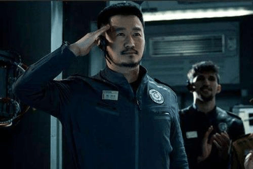 屈楚萧|他被吴京捧红后，却“反咬一口”吴京，如今过这般模样！