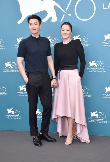 黑色|巩俐大胆尝试少女粉，不规则设计气质佳，与赵又廷牵手不显年龄