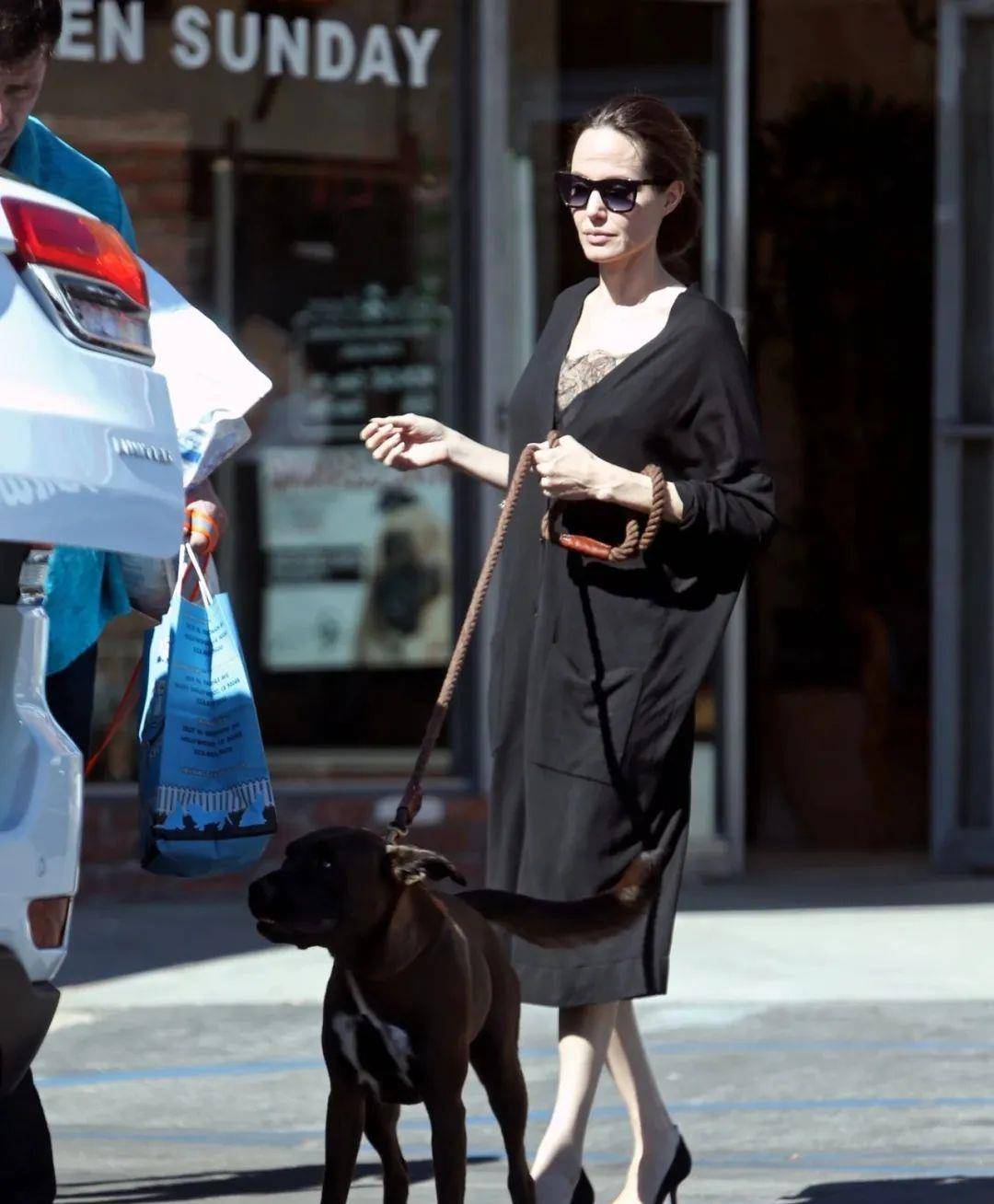 黑色|看朱莉的“黑白配”造型，才知道什么叫潮流易逝、经典永存！