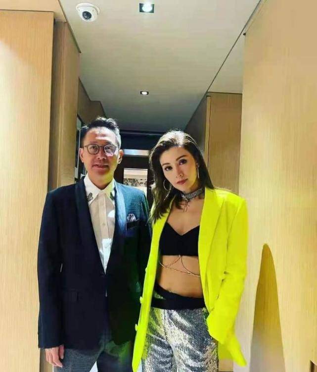 女神|51岁李嘉欣为姐姐庆生！穿蕾丝裙超美艳，站旁边都抢C位姐姐风头