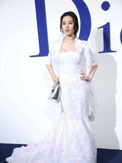 身材|刘亦菲身材微胖更有魅力，穿白色长裙配西装外套，不愧是神仙姐姐