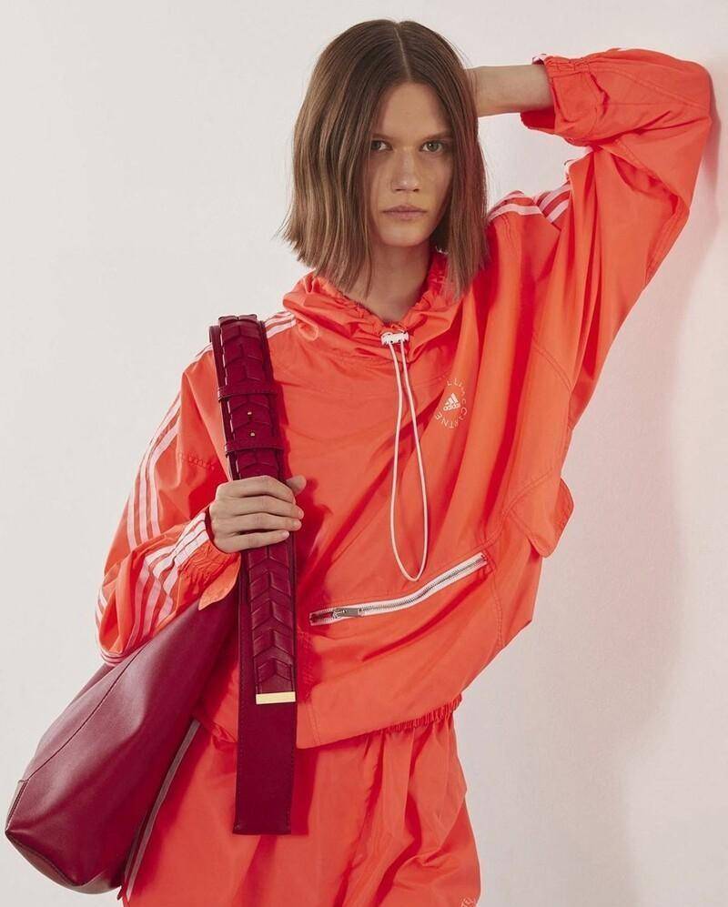 进行|入秋了，衣柜里的卫衣拿出来穿吧，加上短裤更时髦，秀出大长腿