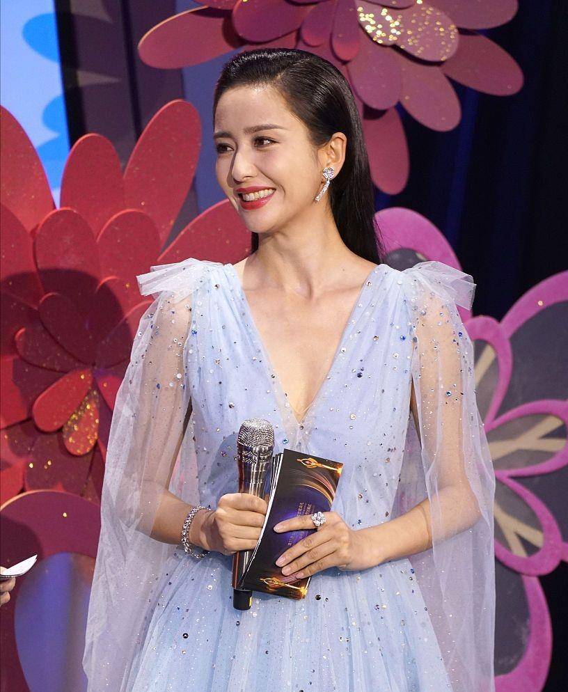 鱼尾|佟丽娅笑起来也太甜了，梨涡抢眼，穿着纱裙跟“仙女”没什么两样