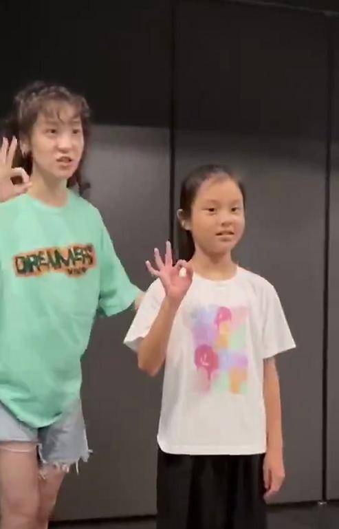 马尾|8岁甜馨真不怕吃苦！扎马步表情挣扎太像贾乃亮，梳高马尾飒气十足