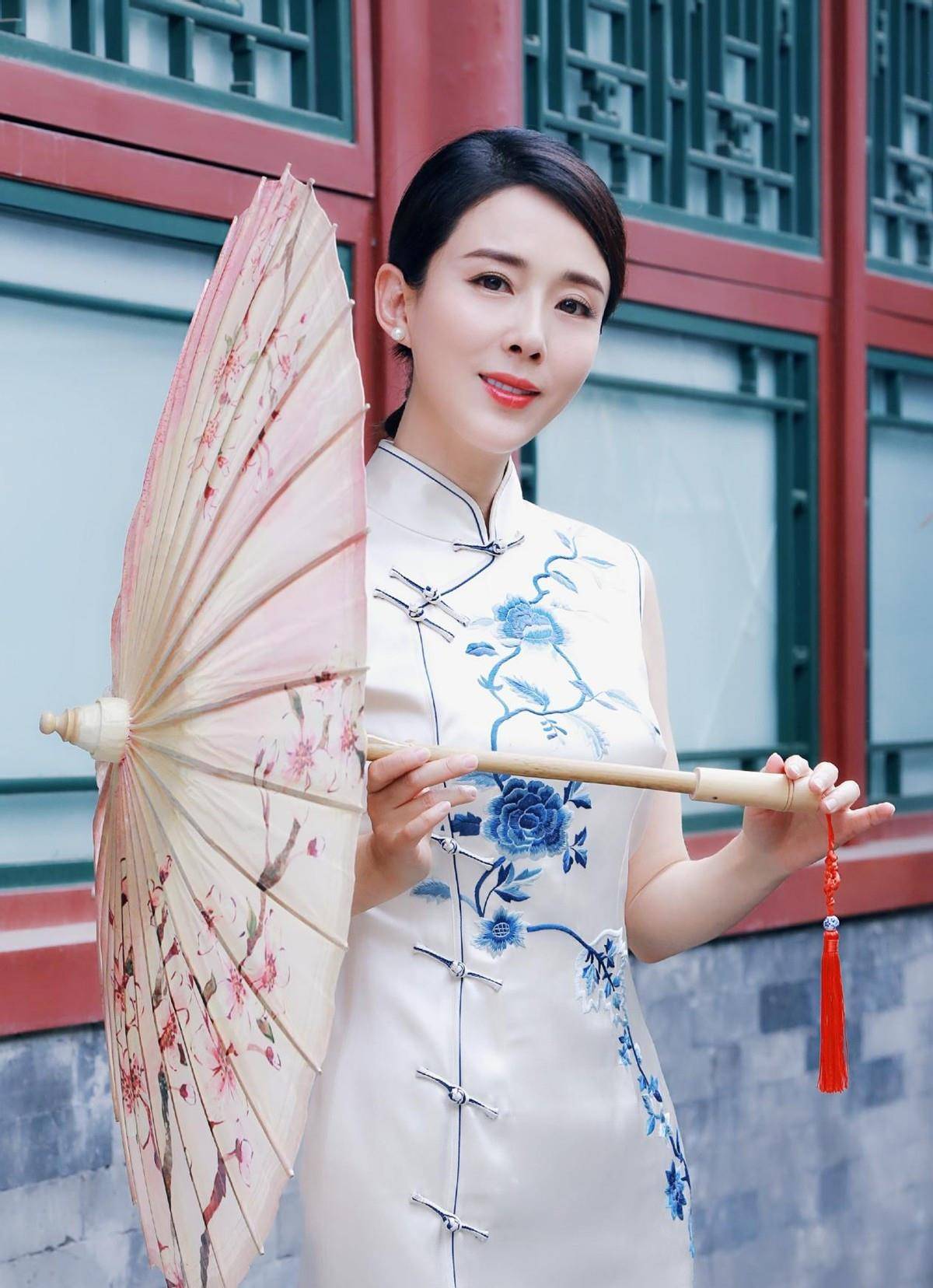 嫦娥|颜丹晨不愧是“最美嫦娥”，鹅蛋脸符合传统审美，穿旗袍更显端庄