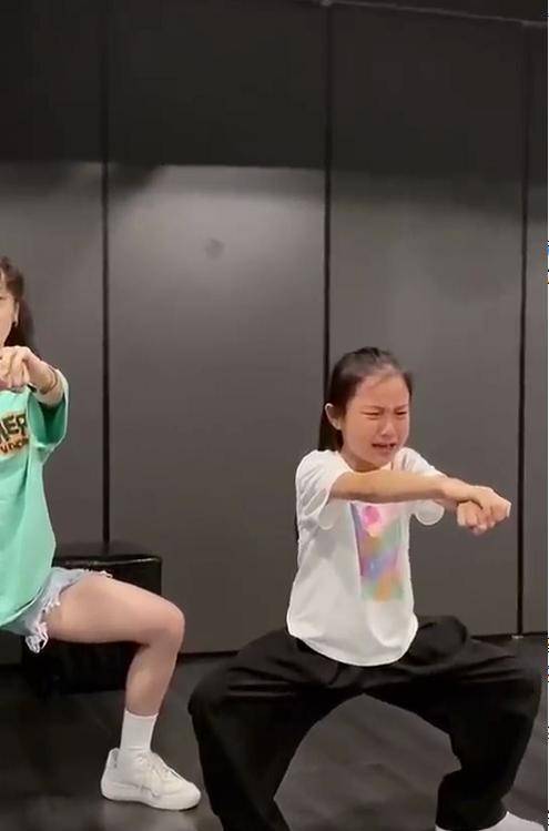 马尾|8岁甜馨真不怕吃苦！扎马步表情挣扎太像贾乃亮，梳高马尾飒气十足