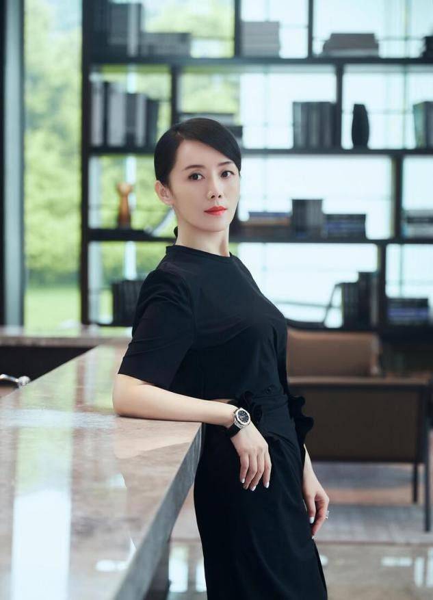 色调|车永莉的身上有知性美，开叉黑裙穿得优雅高贵，美得挺有味道