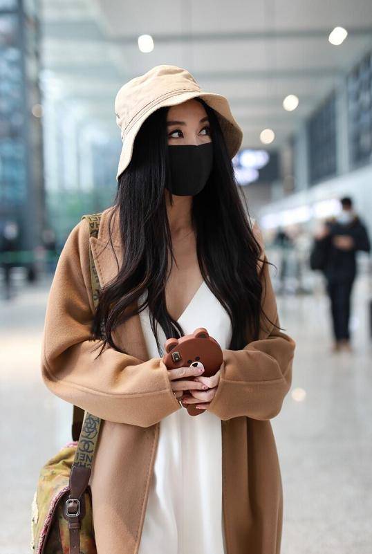 身材|温碧霞风韵犹存，驼色大衣内搭白色连衣裙优雅知性，洋气时髦