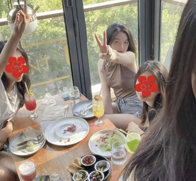 大腿|李亚鹏和女儿关系真好！为逗乐女儿竟亲女儿大腿，李嫣打扮好成熟