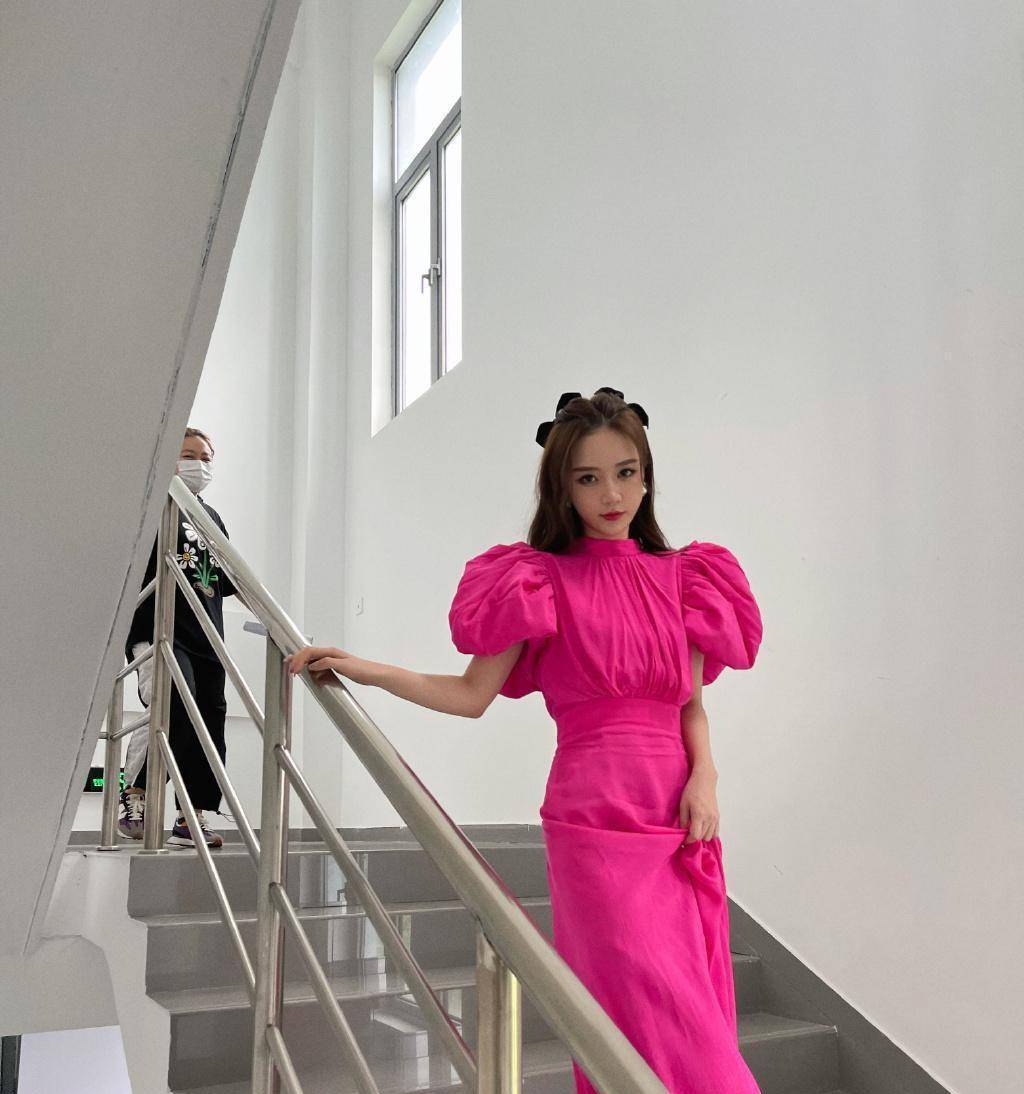 黑色|雪梨气质从网红“升级”，穿白色礼裙被抓拍，长相和精修图没差