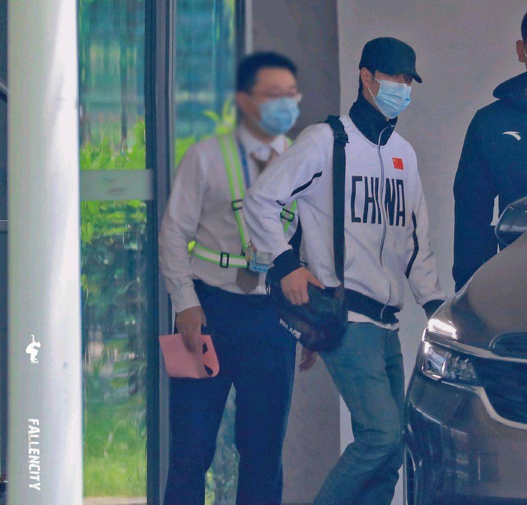 街舞|久违了！王一博出街外套引人注目，修身的牛仔裤凸显好身材